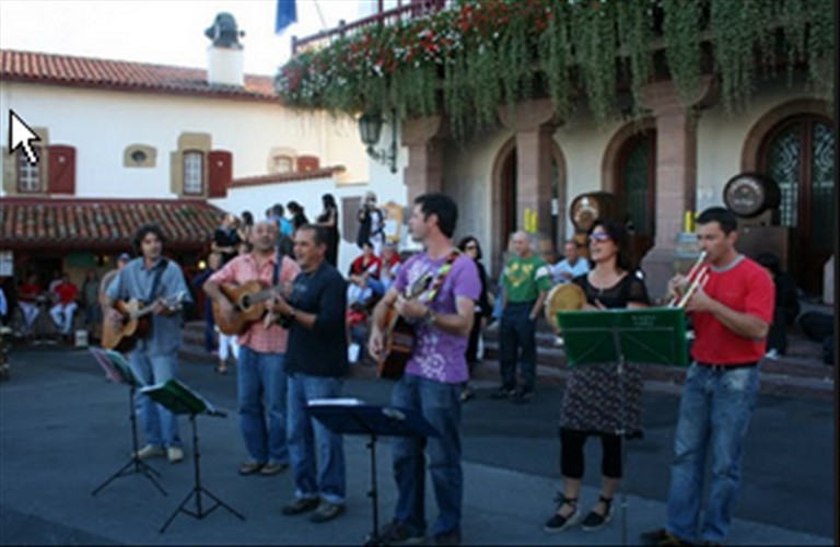 BIDART DEVANT LA MAIRIE